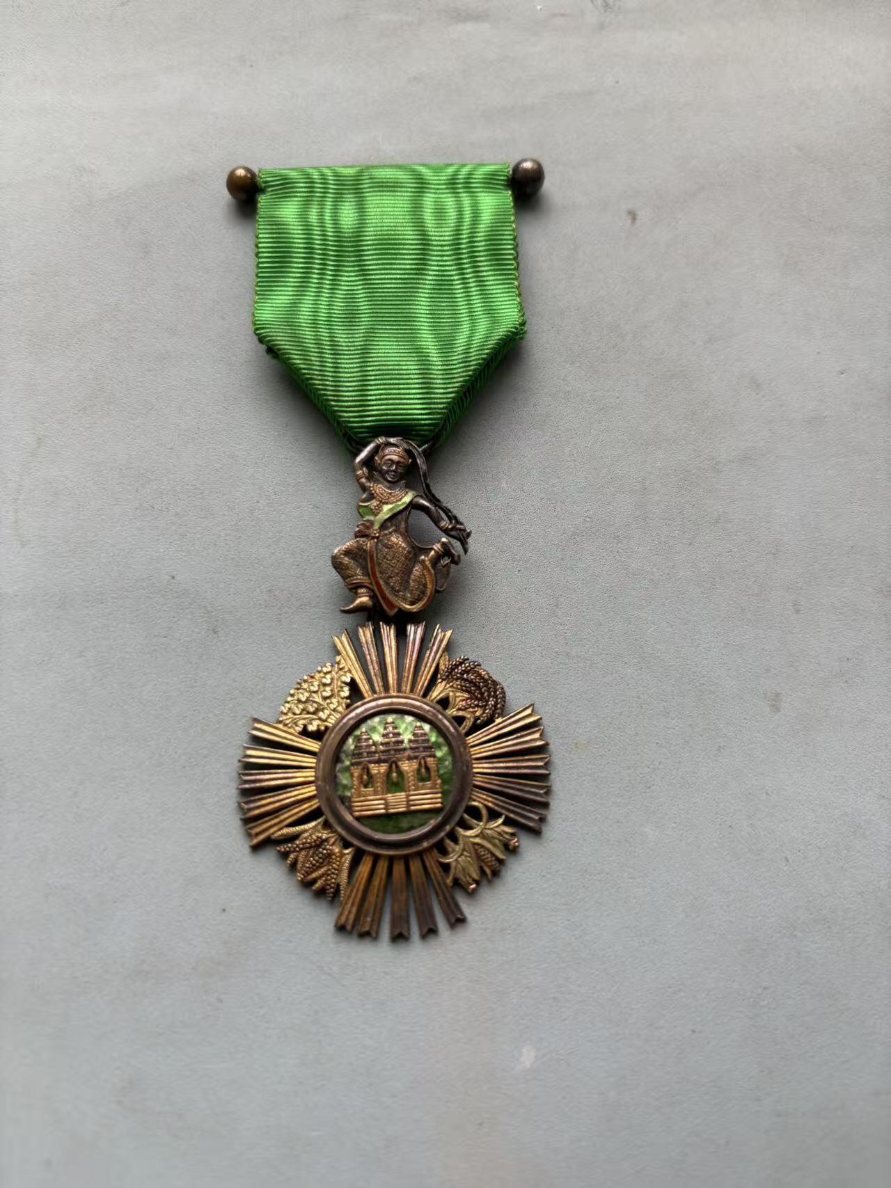 盛世勋华——号角文化勋章邮票专场拍卖第288期 柬埔寨骑士级索瓦塔拉皇家勋章 银制早期版 法国生产 带原盒 （授予在农业、经济和公共工程领域做出杰出贡献的人士）