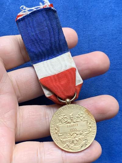 《竞宝斋》第437场 周日，周一2场连拍 （全场包邮） 法国1935年劳动荣誉奖章，镀金很美，绶带花结状态良好，总重约15.2克。