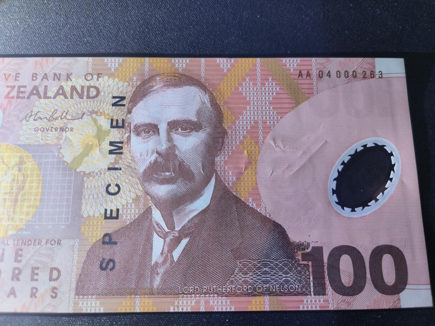世界靓号纸钞第七十七期 2004年新西兰5 10 20 50 100元 首发AA冠 百位号263号 全套都打上了样票的字样 有轻微瑕疵 