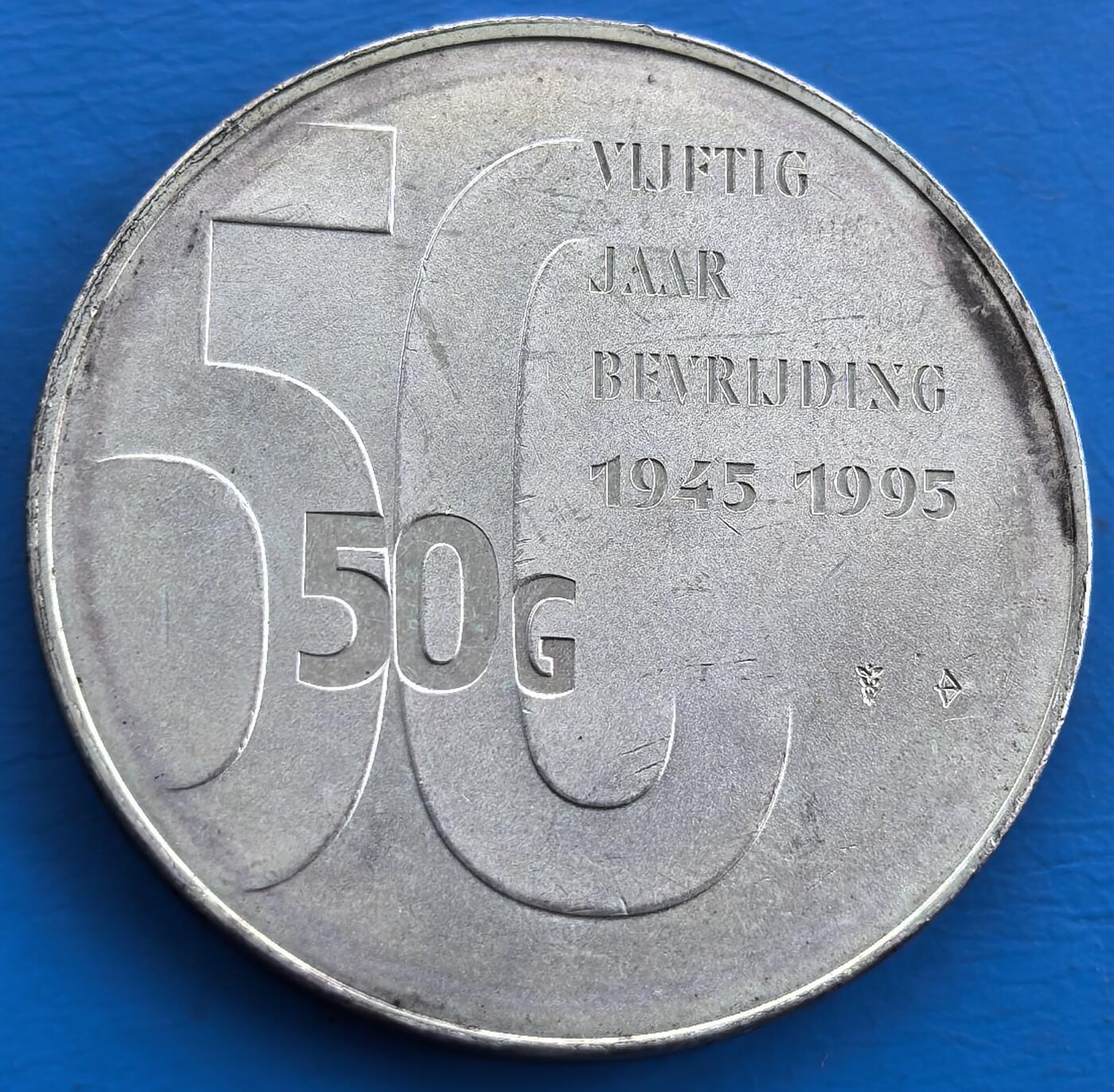 外国优质老铜币银币，周六九点倒数截拍，满百包邮，可寄存半年，喜欢朋友微信扫描二维码可直接参拍 荷兰国王1995年二战胜利50盾大银币