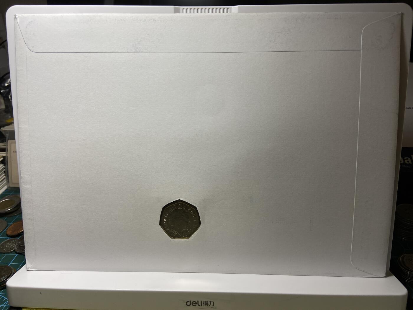 2025年第一百二十八场(总第一百五十四场）外国好品散币、邮币封和邮票场(免佣金) 大型邮币封–英国🇬🇧2000年50便士(2004年指环王出版50周年纪念封)