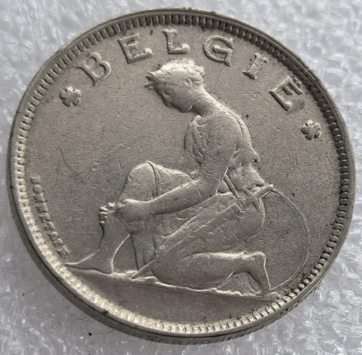 外国优质老铜币银币，周六九点倒数截拍，满百包邮，可寄存半年，喜欢朋友微信扫描二维码可直接参拍 比利时1923年脱袜女神2法郎