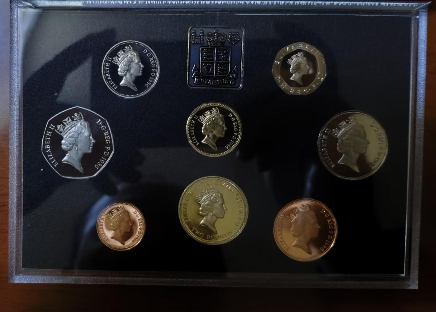 ❤️【币观天下】❤️ 第330期钱币拍卖- 2025.11.14周五晚上6点半场-长期征集拍品 英国1986年红盒奢华装PS精制套币 第一枚纯色两英镑纪念币英联邦运动会