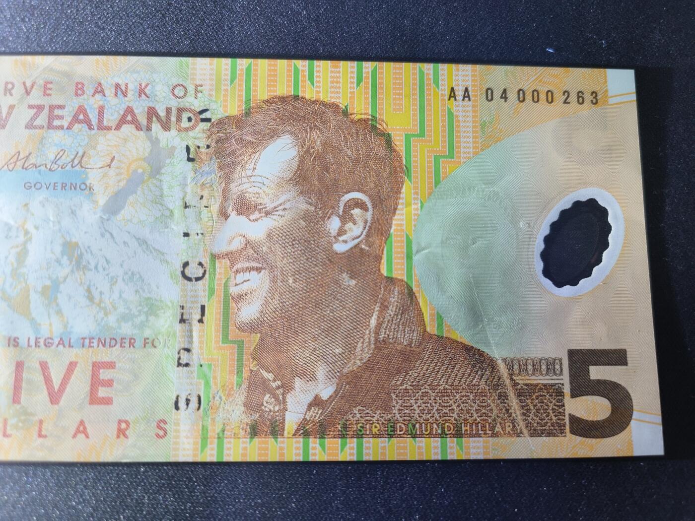 世界靓号纸钞第七十七期 2004年新西兰5 10 20 50 100元 首发AA冠 百位号263号 全套都打上了样票的字样 有轻微瑕疵 