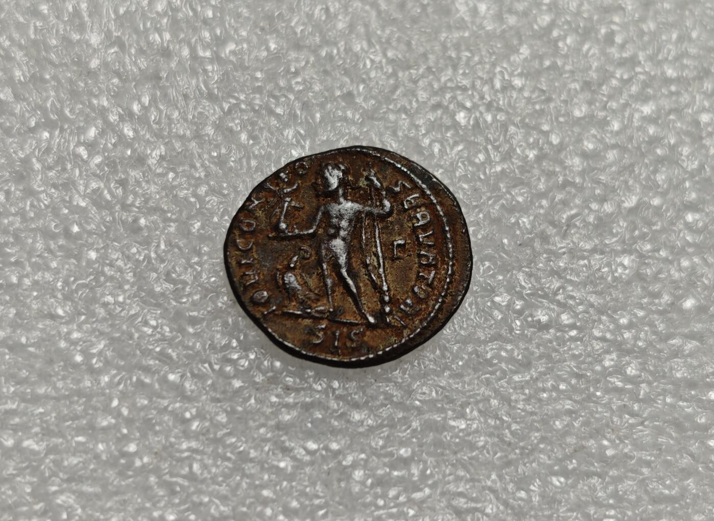 瓶子🏺第216期拍卖会  古罗马308-324年皇帝李锡尼铜币  正面罗马皇帝李锡尼  背面主神宙斯手托胜利女神为其加冕，脚旁有一只老鹰   罗马帝国东部的皇帝
