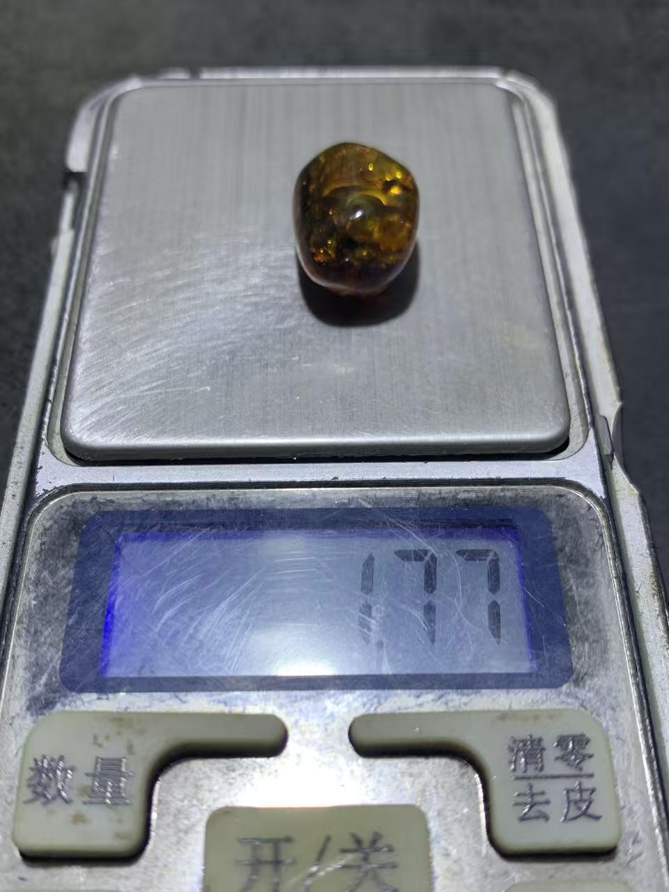 精美乌克兰花珀大随形珠一个，