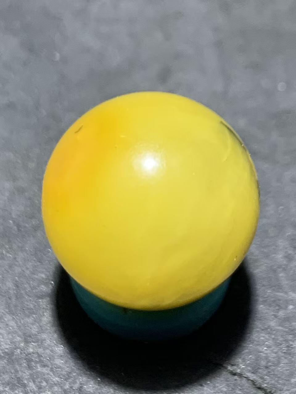 天然乌克兰蜜蜡通货圆珠一颗，