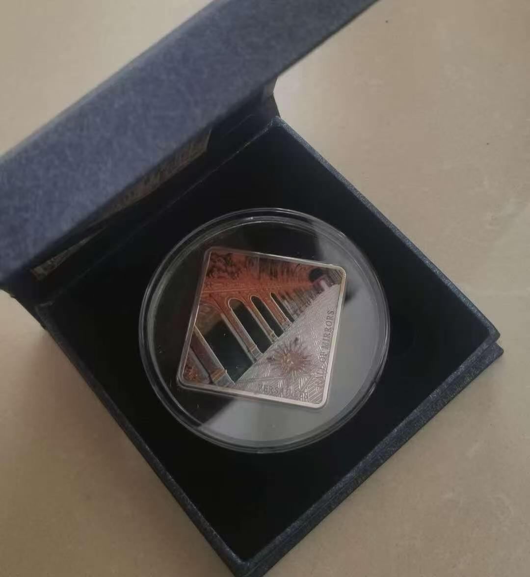 ❤️【币观天下】❤️ 第330期钱币拍卖- 2025.11.14周五晚上6点半场-长期征集拍品 帕劳2013年凡尔赛境厅方形彩色银币 925银50克，42/42毫米，发行999枚，特殊镜面效果，带证书包装。