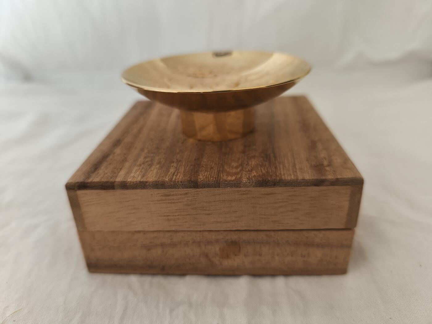 海外回流精品拍卖11.16 原盒全新高浮雕生肖猪金盏一只