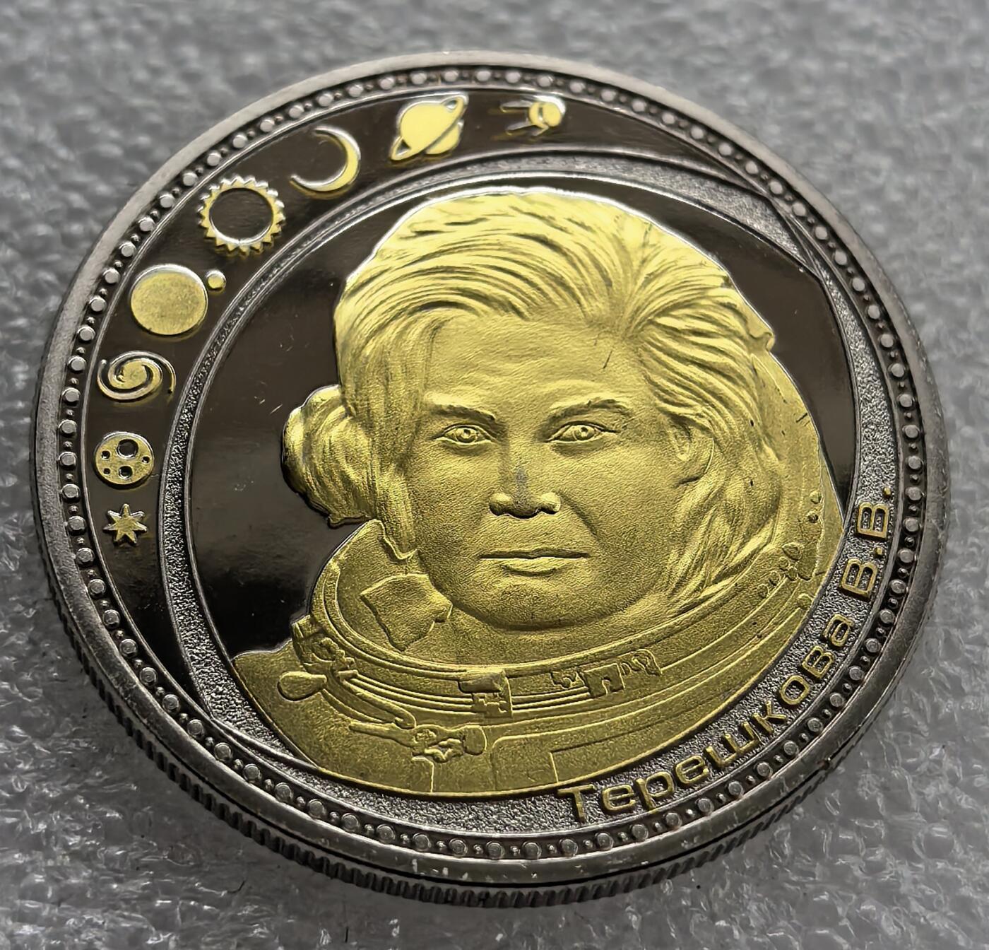 外国优质老铜币银币，周六九点倒数截拍，满百包邮，可寄存半年，喜欢朋友微信扫描二维码可直接参拍 首位女性宇航员特列什科娃精制纪念章带原包装 直径39.6mm，重29克