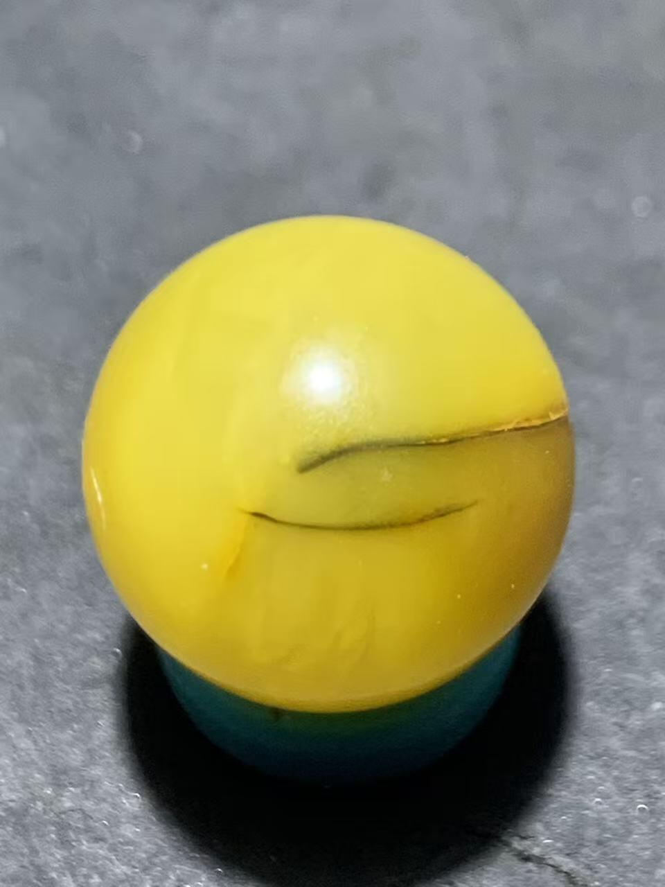 天然乌克兰蜜蜡通货圆珠一颗，