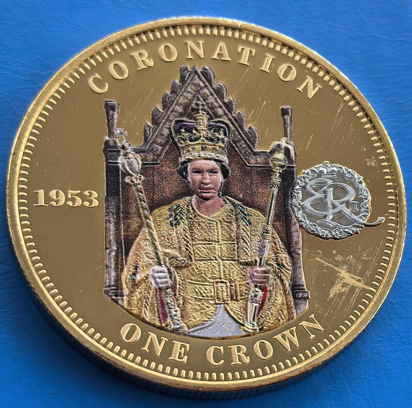 外国优质老铜币银币，周六九点倒数截拍，满百包邮，可寄存半年，喜欢朋友微信扫描二维码可直接参拍 特克斯和凯科斯岛伊二女王登基镀金彩色克朗币，直径38.7mm，重26克左右