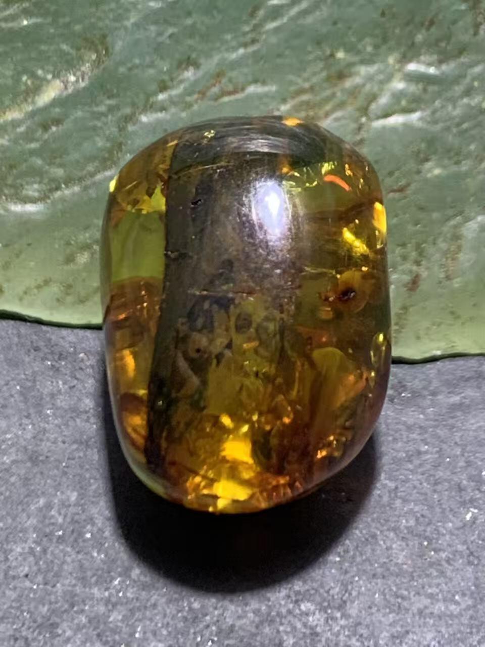 精美乌克兰花珀大随形珠一个，