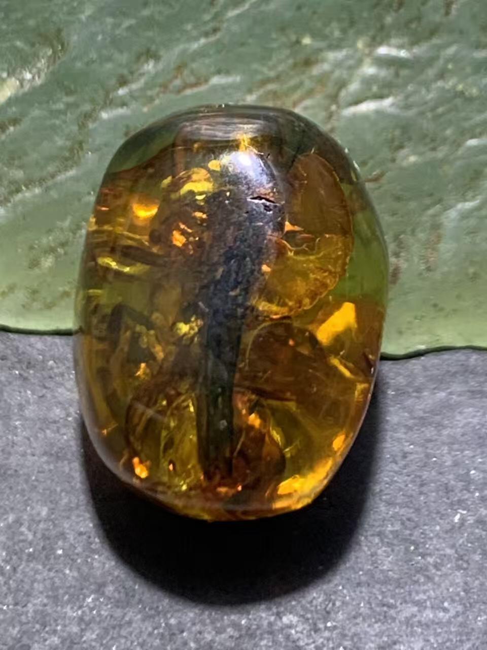 精美乌克兰花珀大随形珠一个，