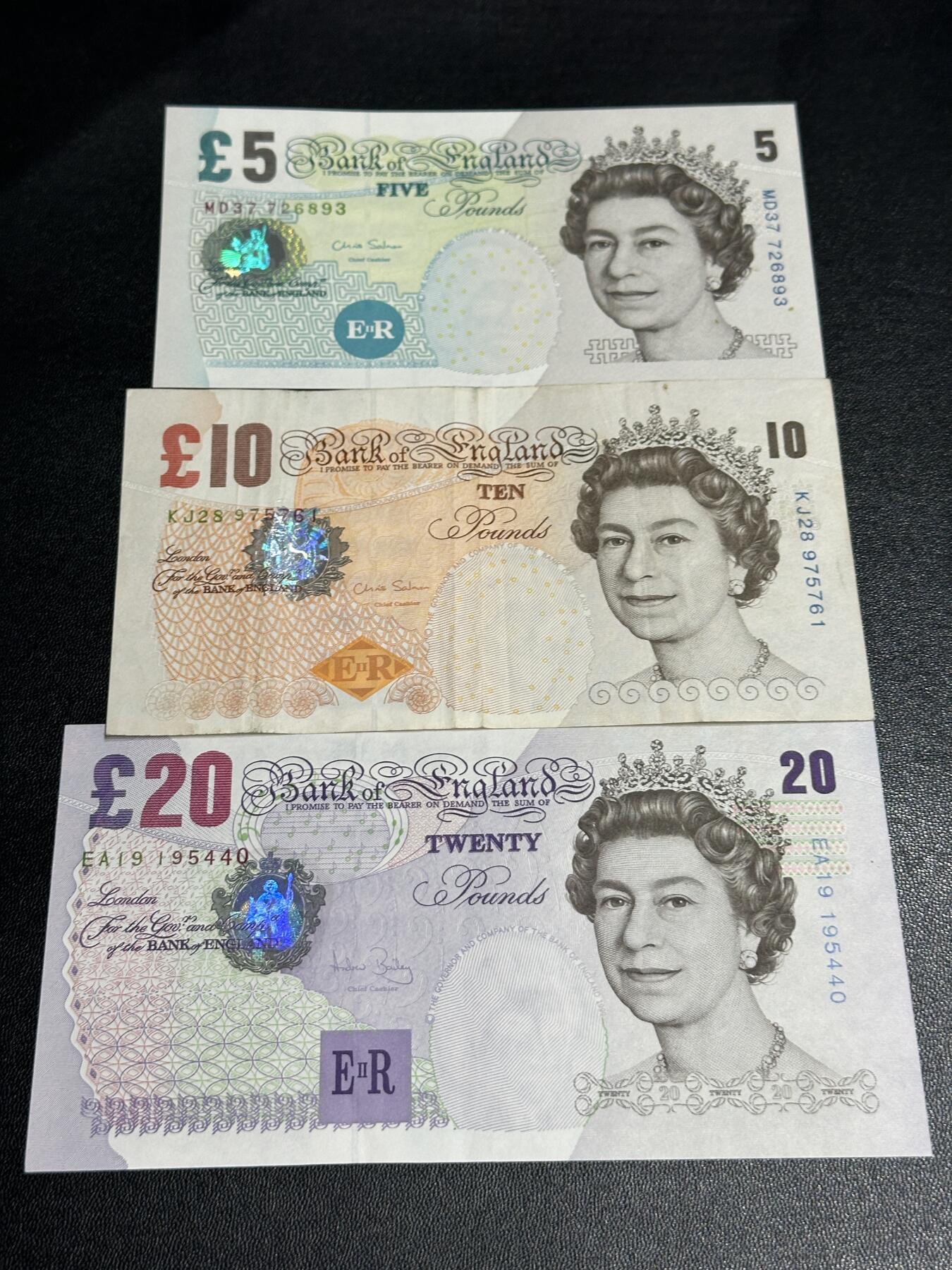 《外钞收藏家》第五百八十四期（优质场）（本平台长期征集拍品、欢迎藏友们联系合作） 英国E序列5镑全新+10镑非全新+20镑AU 三张一起