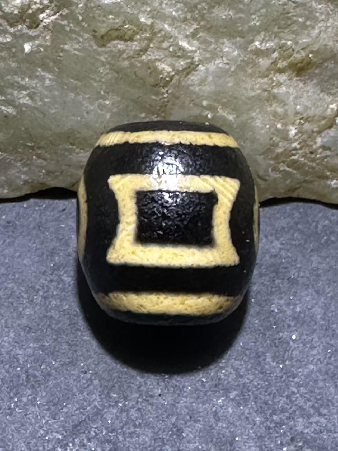 仅此一颗，精品藏传牙黄天地玛瑙天珠一颗，，