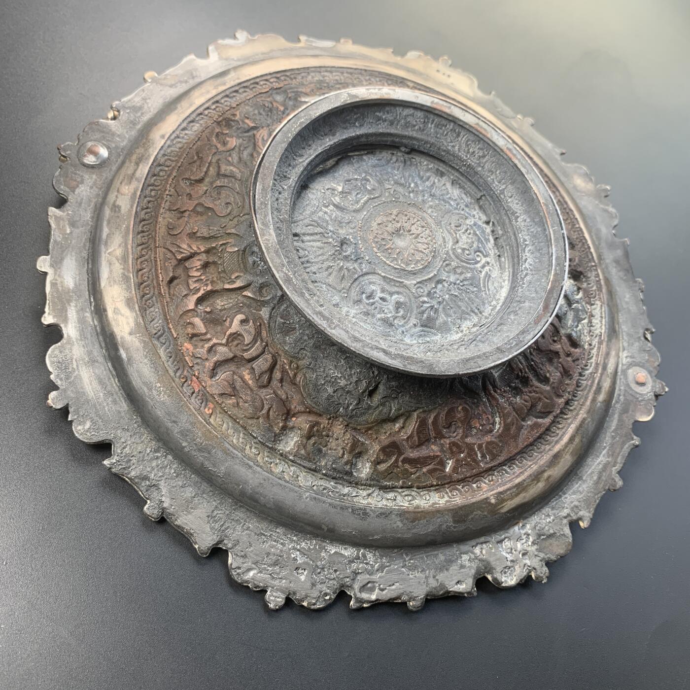掌中浮雕-藏着的欧洲第041场 英国高浮雕镀银铜盘（带提手），从装饰风格看很可能是英国Elkington公司的产品，直径约21厘米