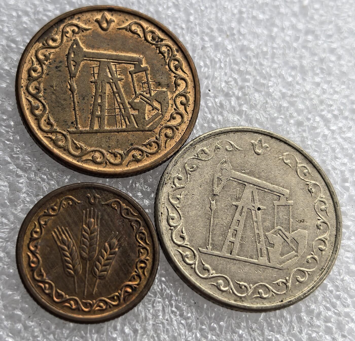外国优质老铜币银币，周六九点倒数截拍，满百包邮，可寄存半年，喜欢朋友微信扫描二维码可直接参拍 鞑靼斯坦共和国币3枚