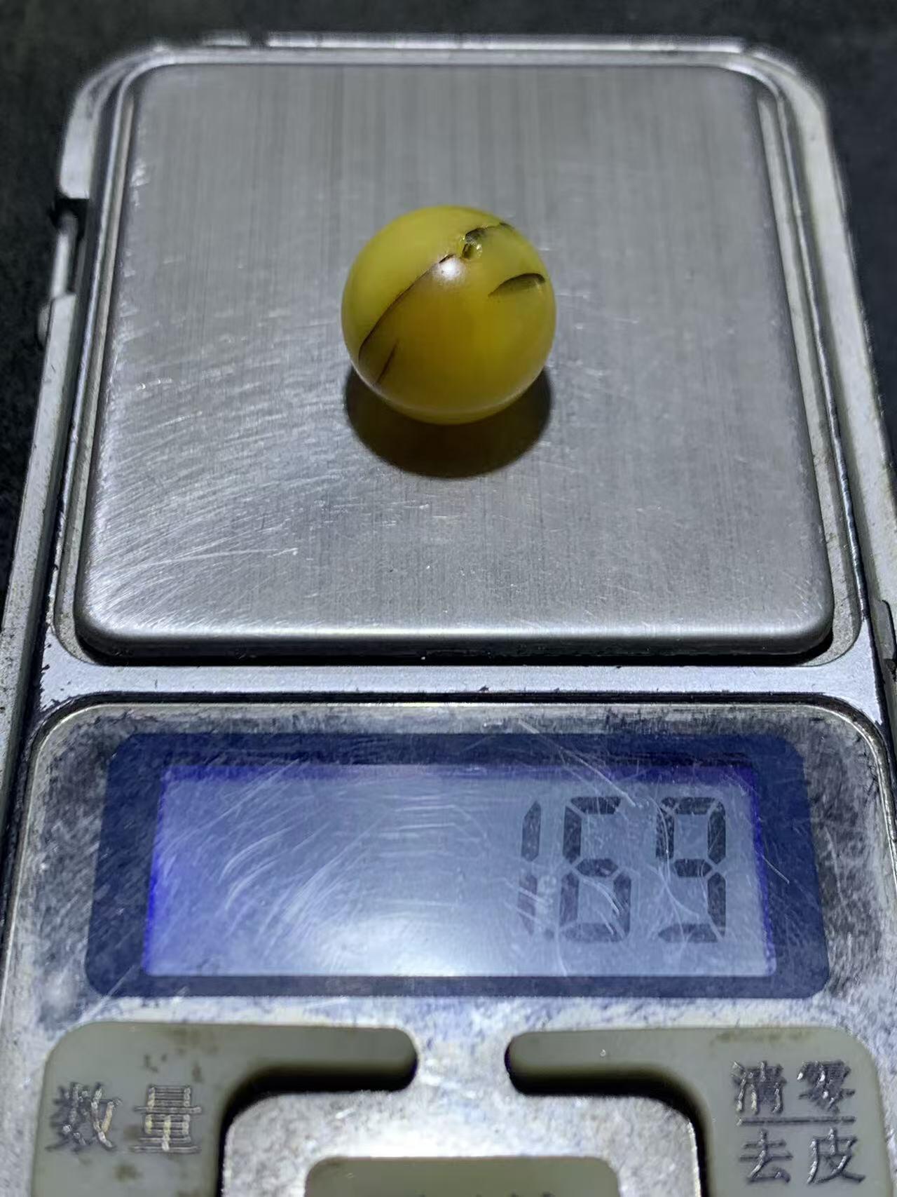 天然乌克兰蜜蜡通货圆珠一颗，