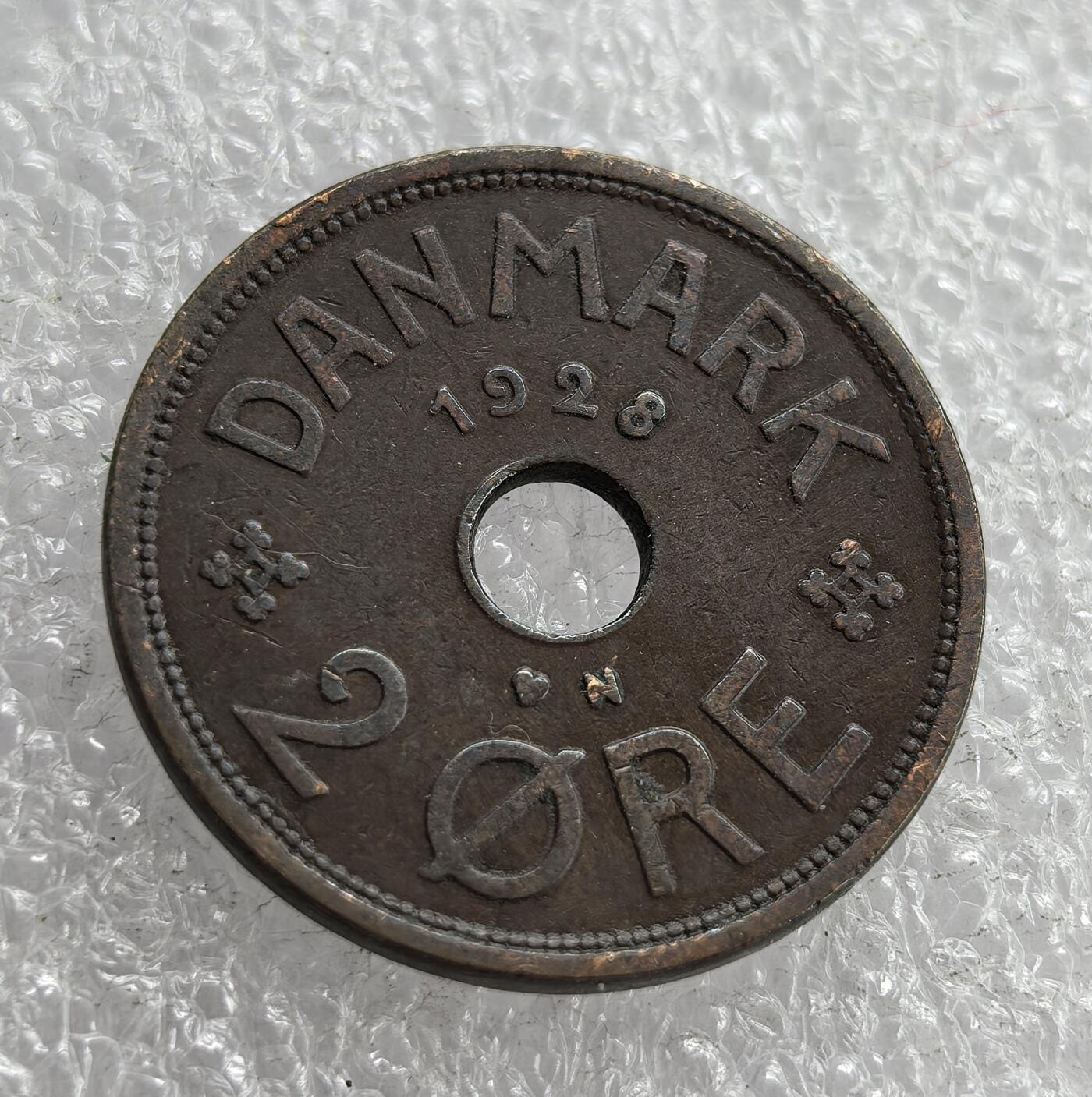 外国优质老铜币银币，周六九点倒数截拍，满百包邮，可寄存半年，喜欢朋友微信扫描二维码可直接参拍 丹麦1928年2欧尔