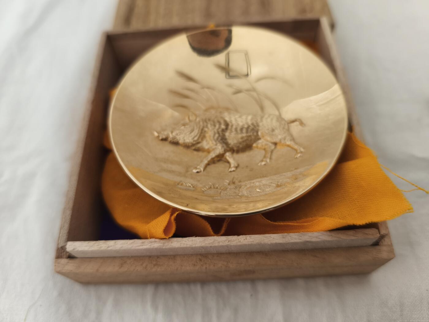 海外回流精品拍卖11.16 原盒全新高浮雕生肖猪金盏一只