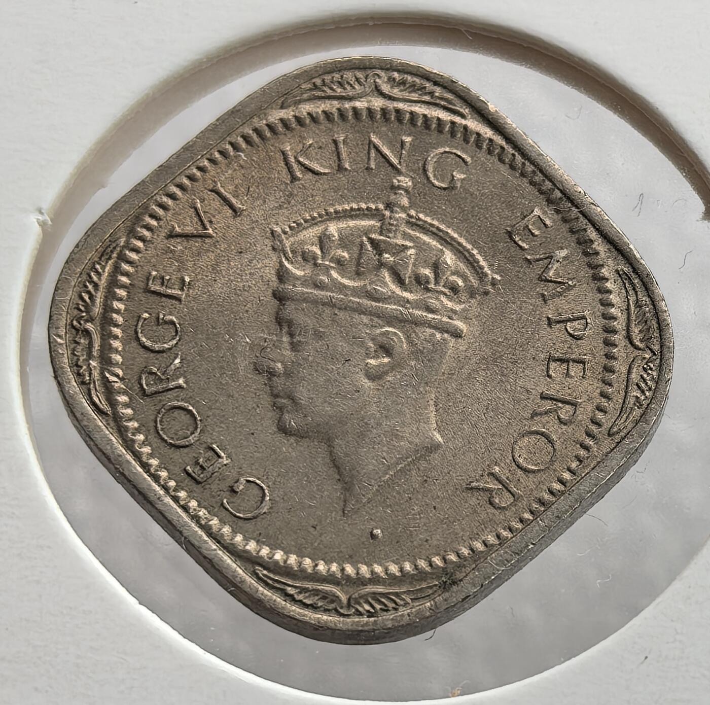 外国优质老铜币银币，周六九点倒数截拍，满百包邮，可寄存半年，喜欢朋友微信扫描二维码可直接参拍 好品英属印度1947年1/2安娜