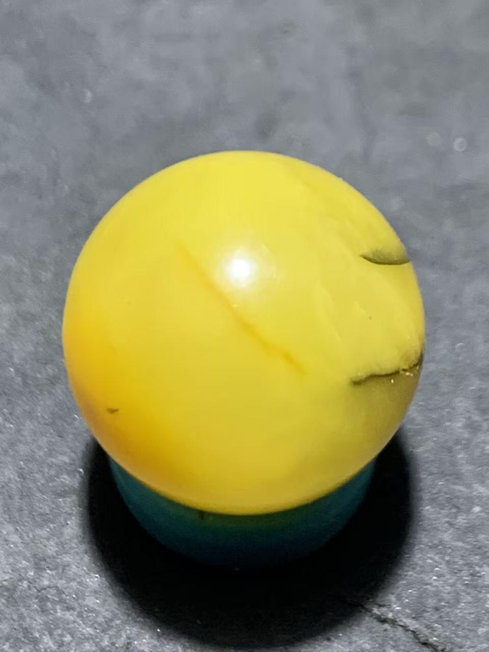 天然乌克兰蜜蜡通货圆珠一颗，