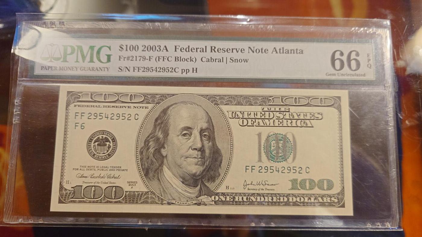世界钱币～微拍第214期暨2025年第54期  双11评级币特惠拍 2003A年美国100元大头 全新绝品PMG66E 尾号2952