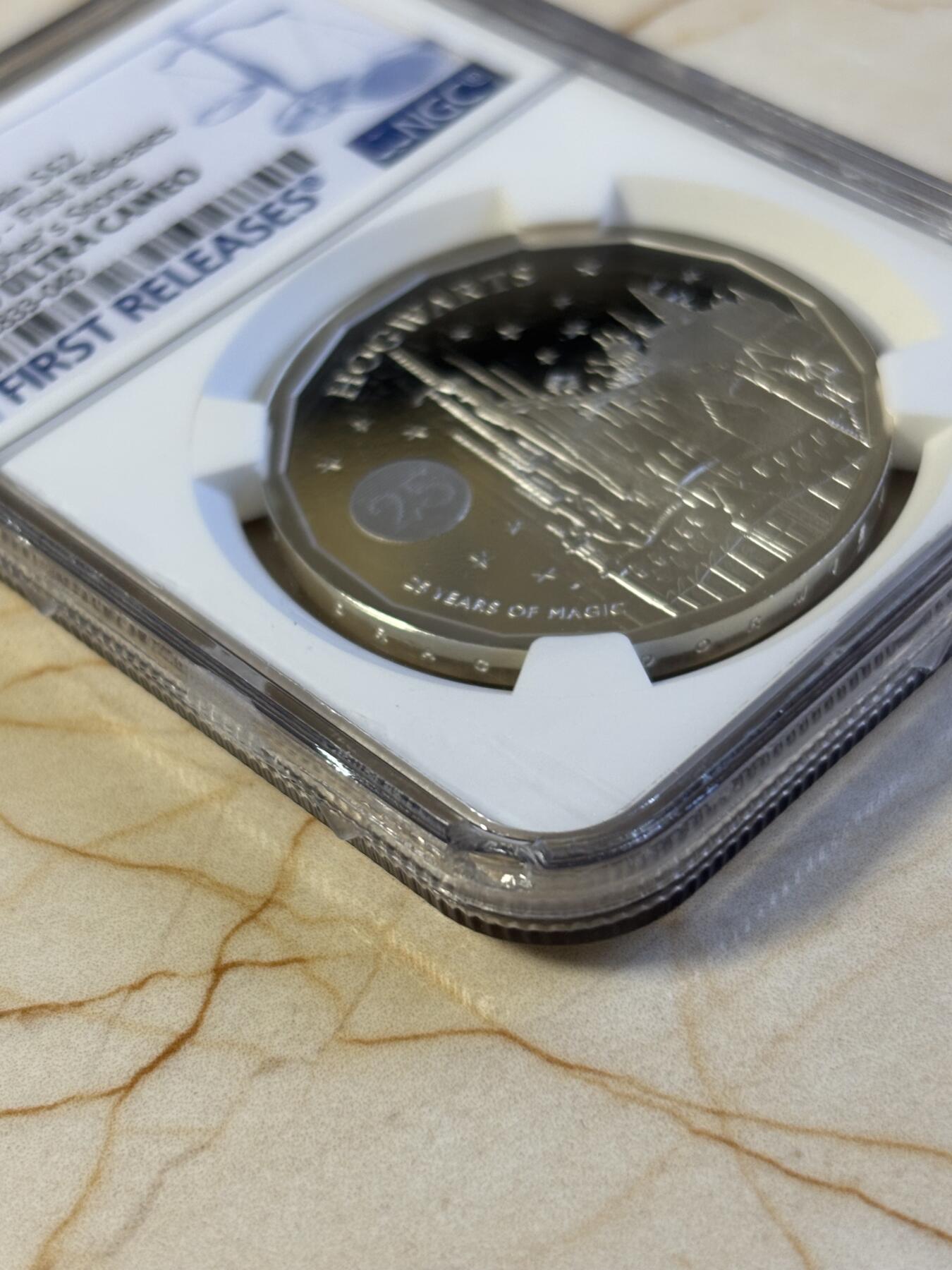 第181期拍卖 4枚套NGC-PF70英国2022年发行哈利波特25周年1哈利波特与魔法石1盎司精制银币2英镑，999银，发行量1万5千枚，盒证全。霍格沃兹特快列车精制1盎司纪念银币2英镑盒证全，999银，发行15000枚。首期NGC-PF70ULTRA CAMEO邓布利多教授1盎司精制银币2英镑，999银，，发行5000枚。霍格沃兹魔法学院1盎司纪念银币，999银，发行5000枚，评级盒有个碎口