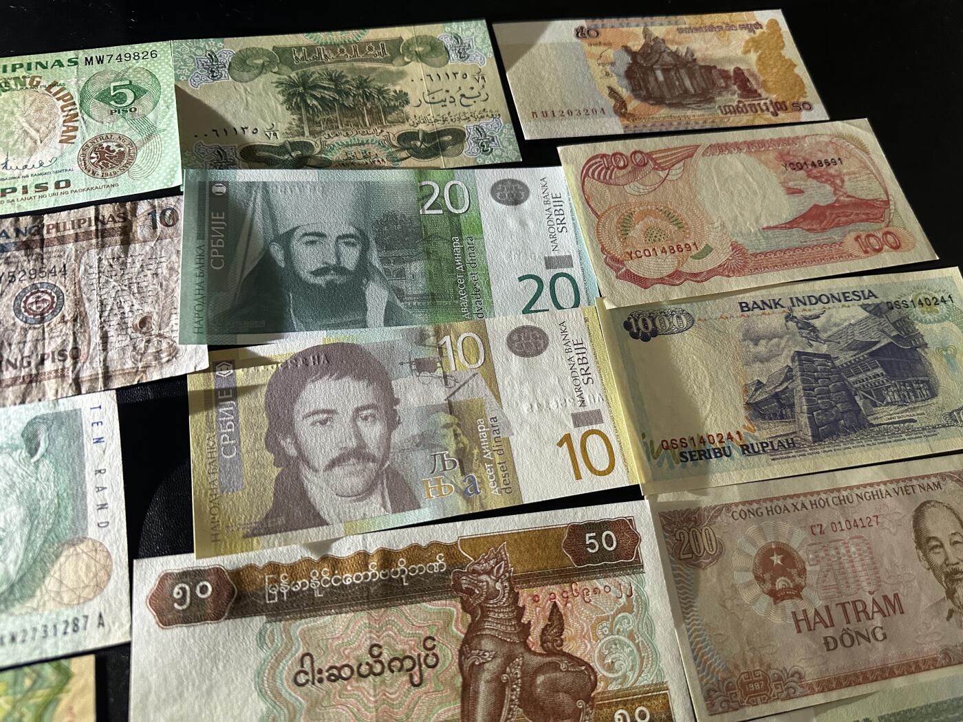 《外钞收藏家》第五百八十四期（优质场）（本平台长期征集拍品、欢迎藏友们联系合作） 26张纸币一起 有新有旧 品相如图