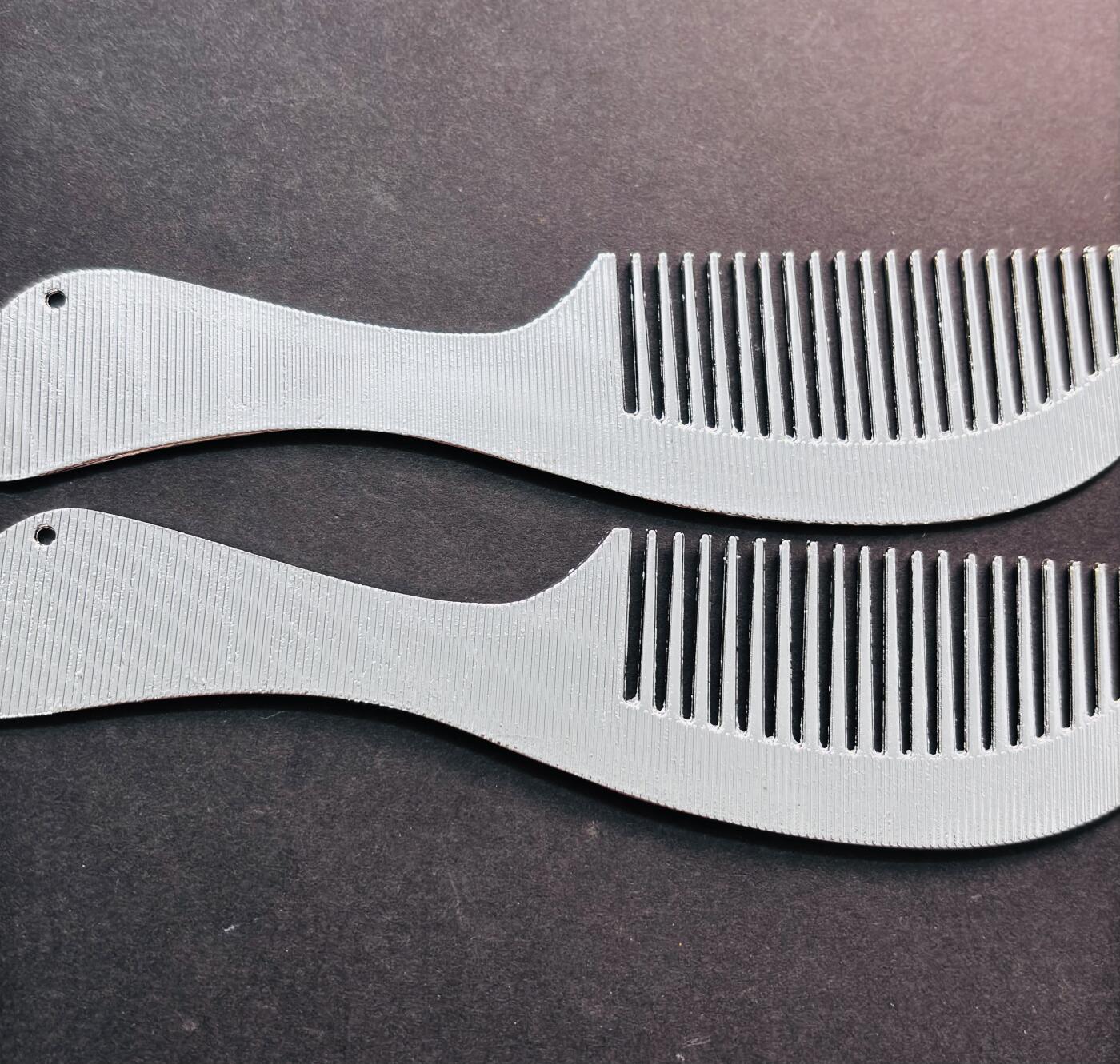 文馨钱币收藏第 280 场， 长期接收代拍品 花开富贵梳子一对，送拍人说当时按银梳子价格买的，重 61.9 克，是不是纯银，含多少银我不知道，看着出价