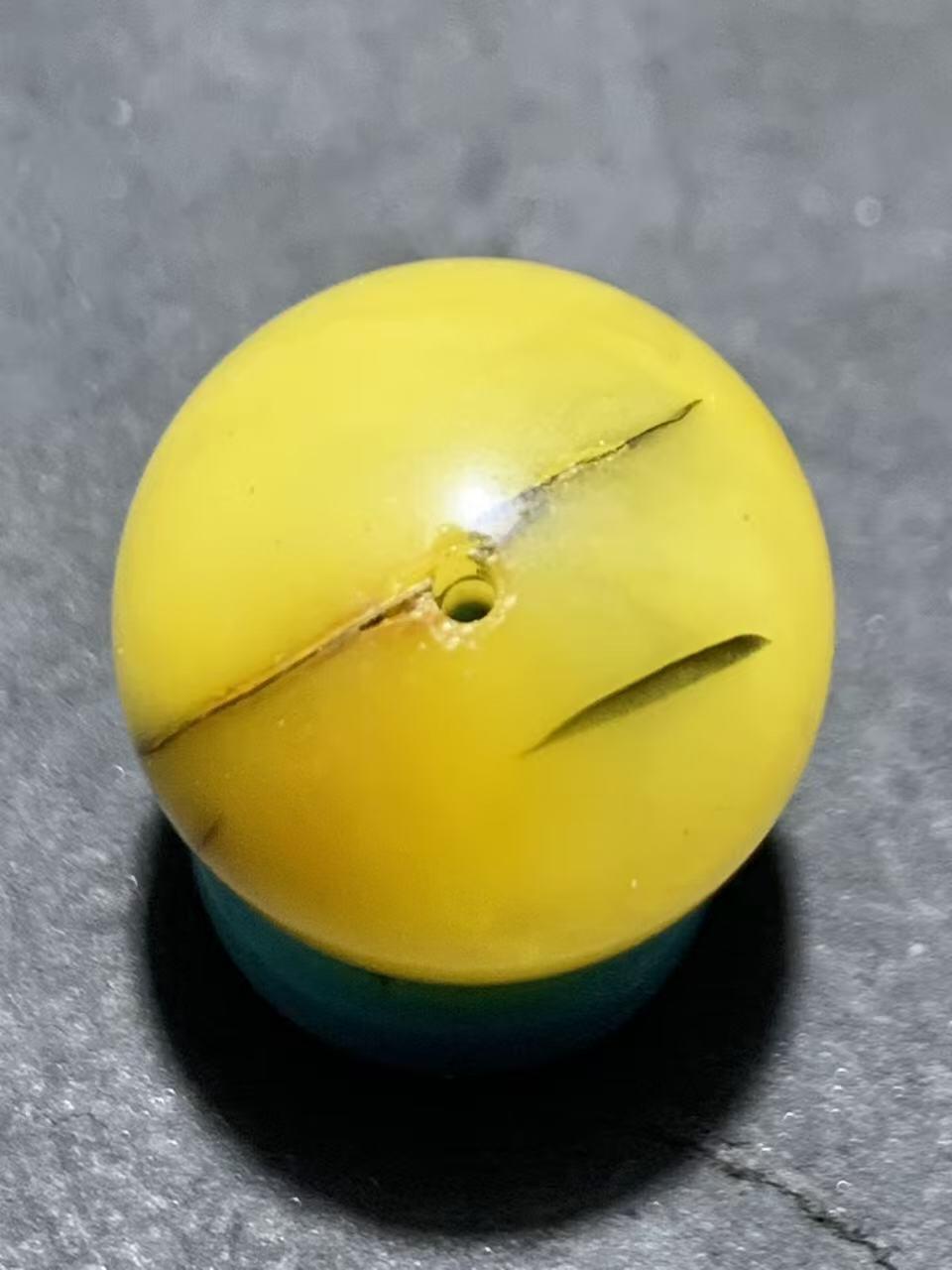 天然乌克兰蜜蜡通货圆珠一颗，