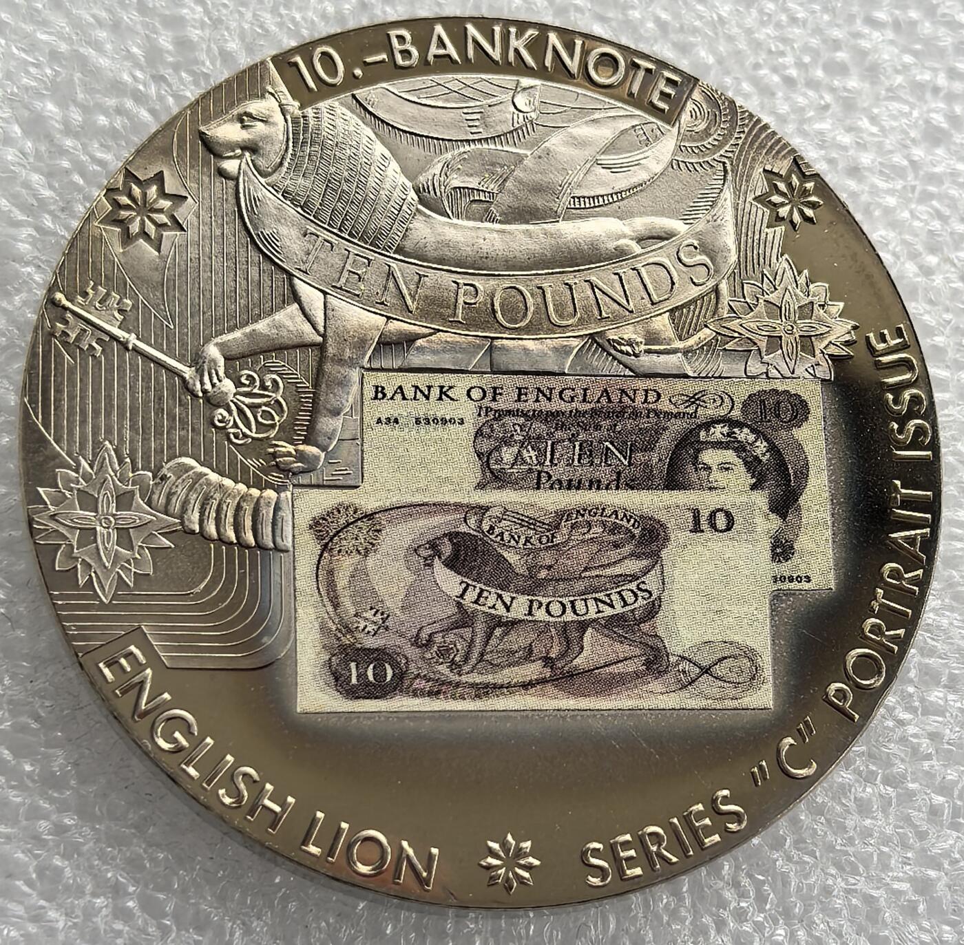 外国优质老铜币银币，周六九点倒数截拍，满百包邮，可寄存半年，喜欢朋友微信扫描二维码可直接参拍 精制英国10英镑发行纪念章，直径50mm，重53克