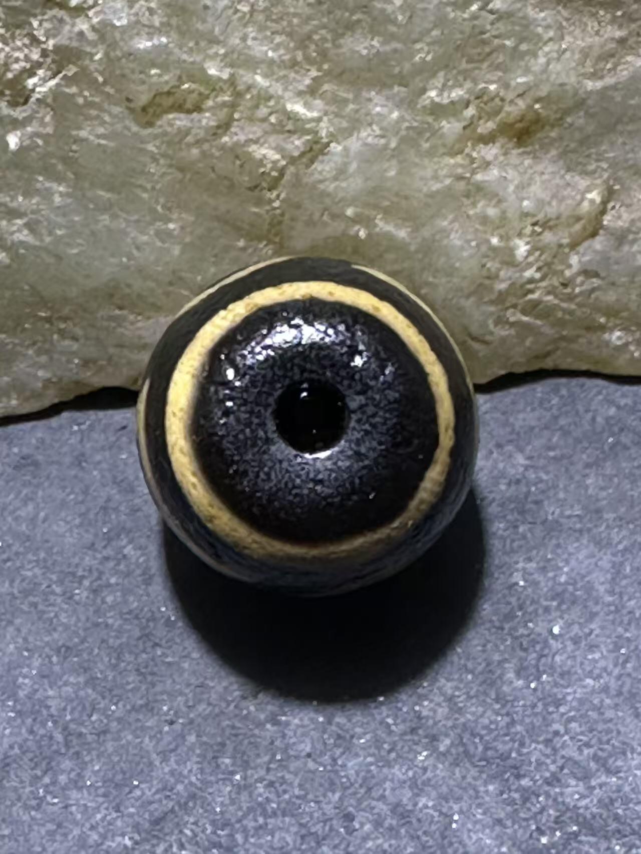 仅此一颗，精品藏传牙黄天地玛瑙天珠一颗，，