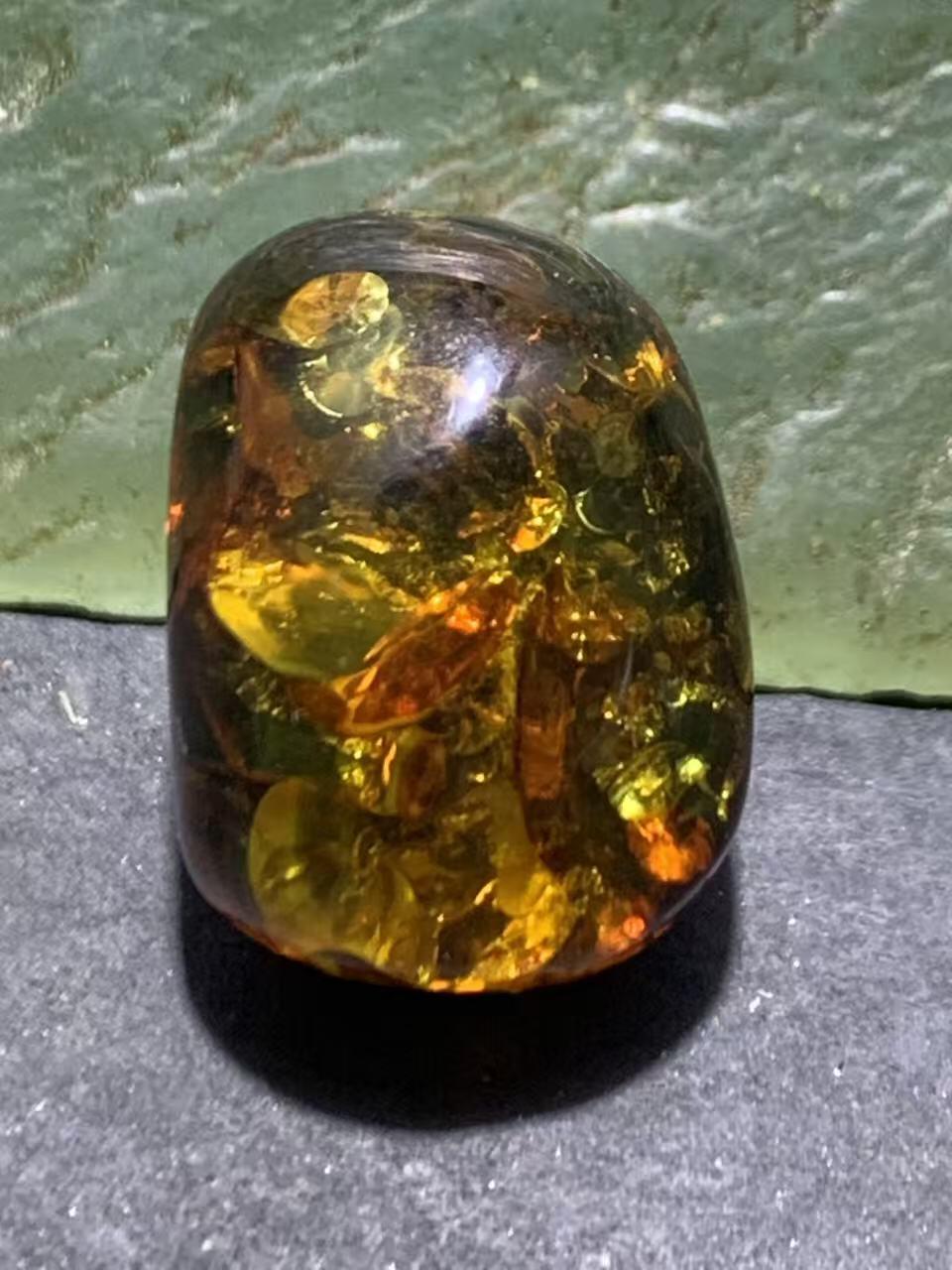 精美乌克兰花珀大随形珠一个，