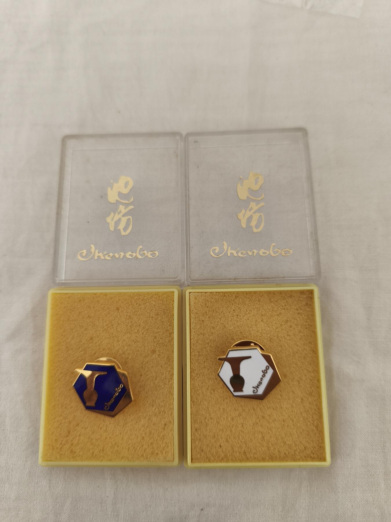 海外回流精品拍卖11.16 原盒全新花瓶图案西服扣针一对