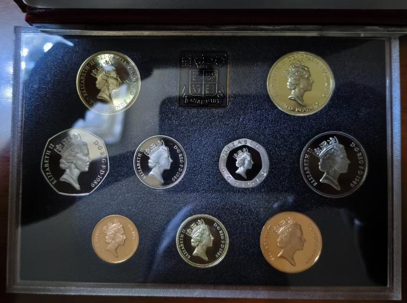 ❤️【币观天下】❤️ 第330期钱币拍卖- 2025.11.14周五晚上6点半场-长期征集拍品 英国1989年红盒奢华装PS精制套币 喊稀少的两枚俗称大小皇冠的纯色两英镑纪念币权利法案和权利宣言