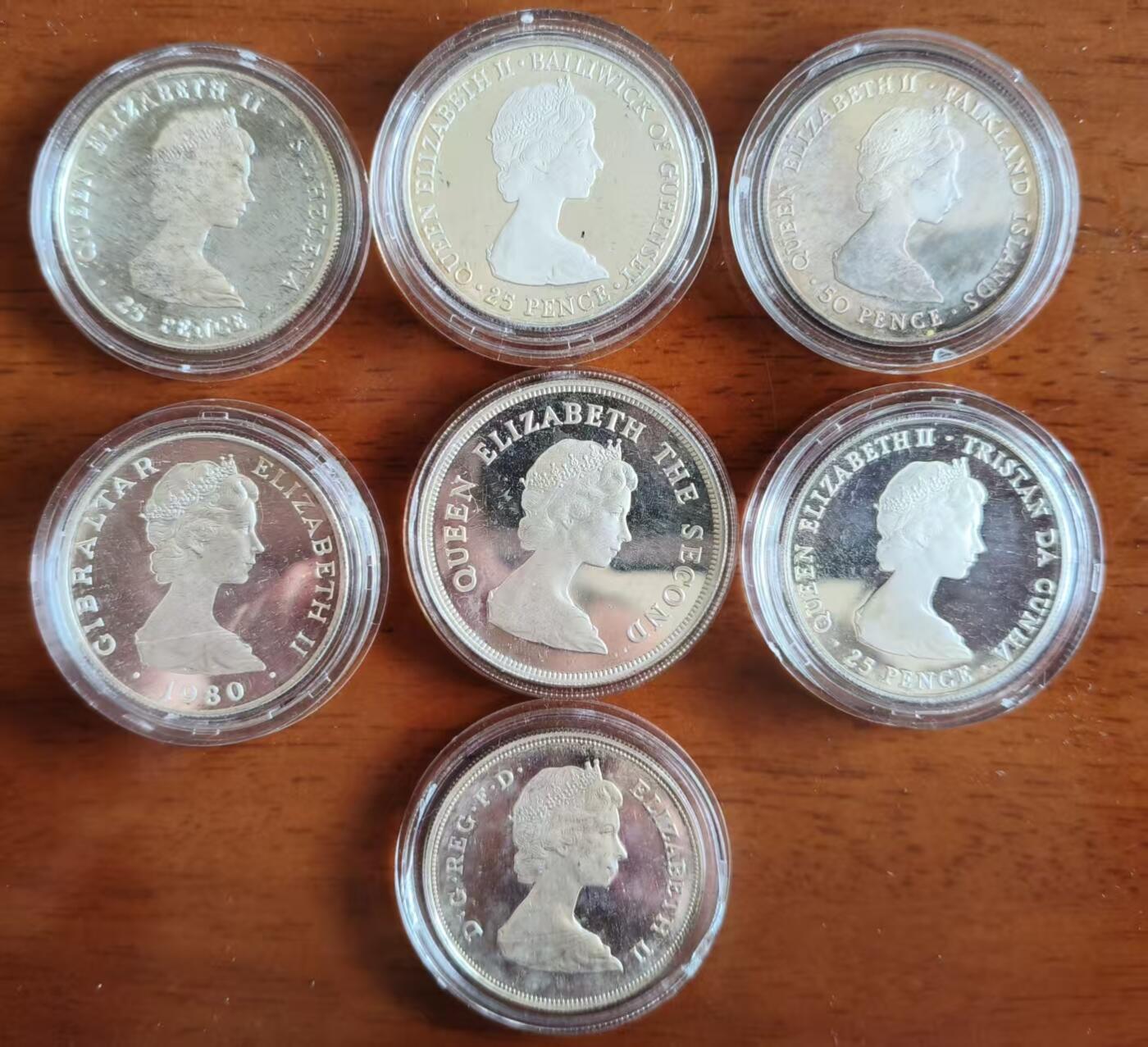 ❤️【币观天下】❤️ 第330期钱币拍卖- 2025.11.14周五晚上6点半场-长期征集拍品 1980年英联邦7国皇太后八十大寿克朗大银币套装 英国、根西、直布罗陀、图瓦卢、福克兰、特里斯坦打哭你呀和圣海伦娜 除了图瓦卢35克其他都是28.28克标准克朗，总重287克，有氧化，有一枚小圆盒坏了，会换一个原盒