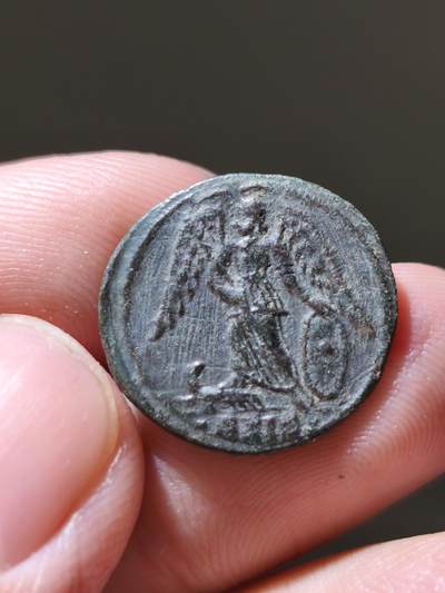 星盘世界钱币十一月二十二日古典币精品专场 - "古罗马帝国 城市纪念章  公元337-347年打制，正面为戴着头盔的君士坦丁堡女神半身像，铭文为“CONSTAN-TINOPOLIS”，意为“君士坦丁堡” 背面为胜利女神持权杖站像