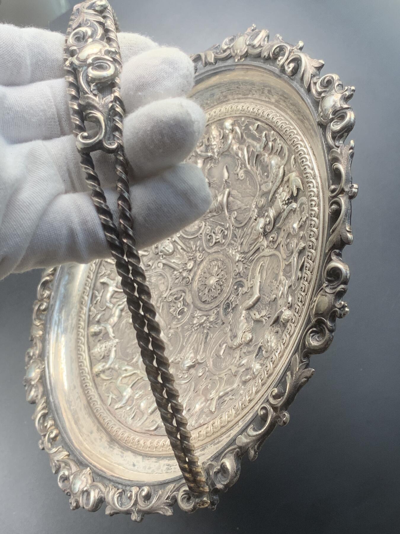 掌中浮雕-藏着的欧洲第041场 英国高浮雕镀银铜盘（带提手），从装饰风格看很可能是英国Elkington公司的产品，直径约21厘米