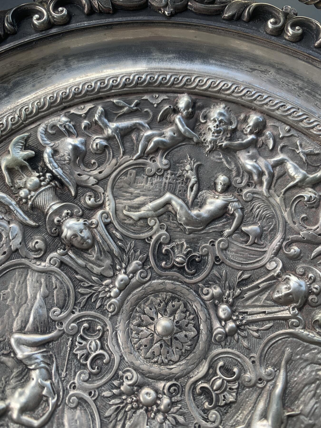 掌中浮雕-藏着的欧洲第041场 英国高浮雕镀银铜盘（带提手），从装饰风格看很可能是英国Elkington公司的产品，直径约21厘米