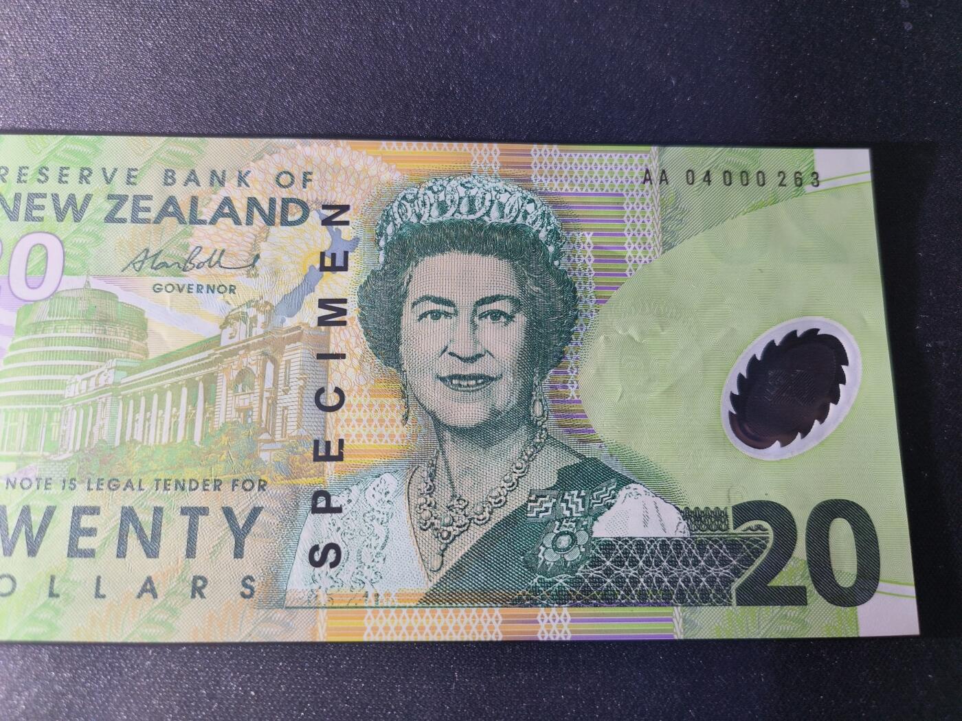 世界靓号纸钞第七十七期 2004年新西兰5 10 20 50 100元 首发AA冠 百位号263号 全套都打上了样票的字样 有轻微瑕疵 