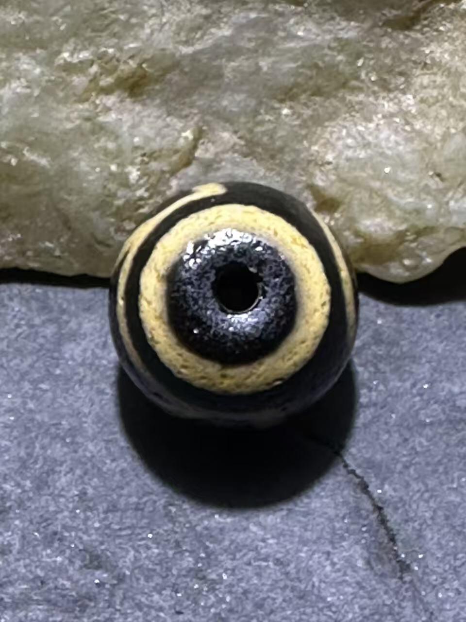 仅此一颗，精品藏传一眼靠山玛瑙天珠一颗，，