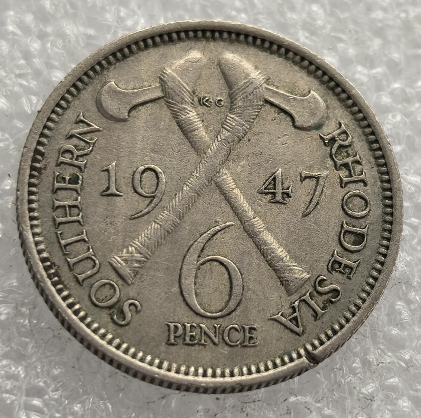 外国优质老铜币银币，周六九点倒数截拍，满百包邮，可寄存半年，喜欢朋友微信扫描二维码可直接参拍 南罗德西亚1947年双斧头6便士