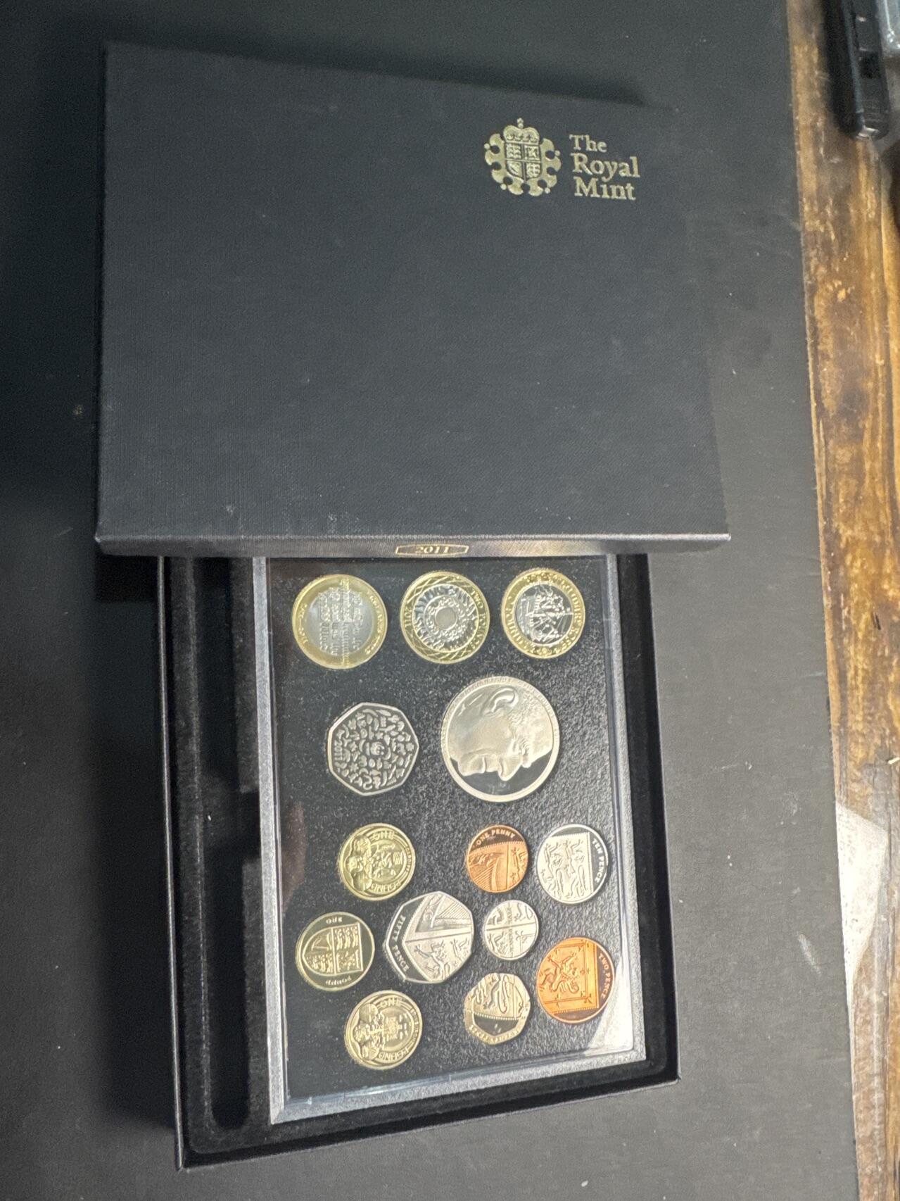 ❤️【币观天下】❤️ 第330期钱币拍卖- 2025.11.14周五晚上6点半场-长期征集拍品 英国2011年 年度精制套币 盒证全