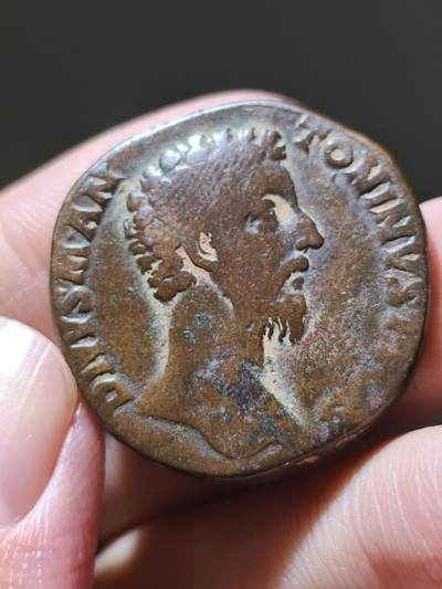 星盘世界钱币十一月二十二日古典币精品专场 - 罕见 古罗马帝国 马可·奥勒留 赛斯特提铜币 康茂德时期打制 公元180年打制，正面为皇帝桂冠侧像，铭文为“DIVVS M ANTONINVS PIVS”意为“神圣的 马可 安东尼努斯 庇护”