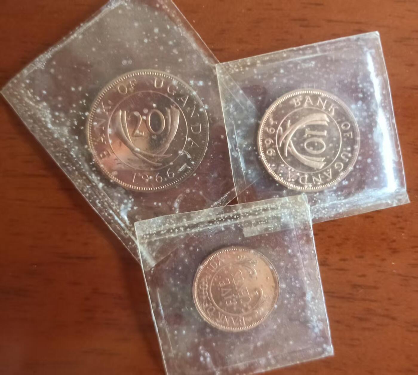 ❤️【币观天下】❤️ 第330期钱币拍卖- 2025.11.14周五晚上6点半场-长期征集拍品 乌干达1966年精制套币 英国皇家铸币厂品质保证 原封 斑点是塑封上的