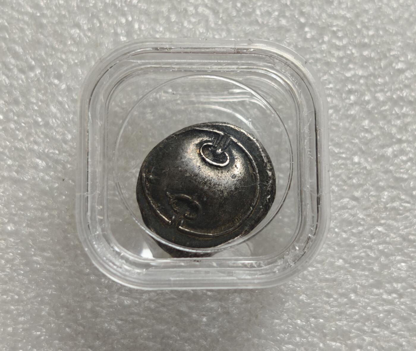 瓶子🏺第216期拍卖会  古希腊银币底比斯（也叫忒拜城）圣战士银标币  公元前368-前364年  正面是重装步兵著名的忒拜盾  背面酒罐是现在欧洲杯的奖杯原型 这枚钱币被制作时底比斯尚沐浴在大败斯巴达的荣光之下，在希腊世界称霸  见证了底比斯的辉煌岁月