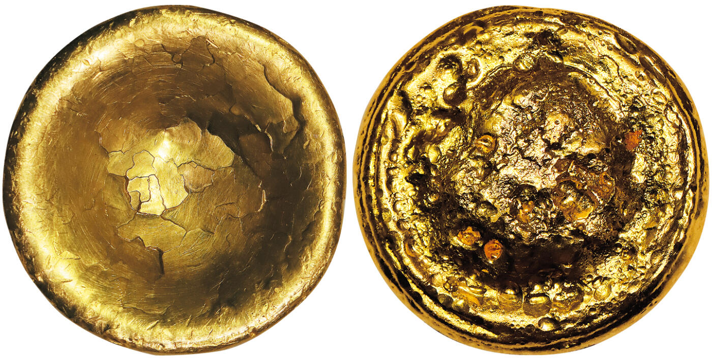 北京阿城哥拍卖2025年秋季拍卖会 西汉大型金饼（参考品）一枚，250.1g，检测成分供参考 金：97.4701%，银：1.4371%，锌：1.0669%，铜：0.0250%每枚金饼直径约6.2厘米，重约250克，呈凹面实心状，表面自然冷却形成龟裂纹，底部遍布孔洞凹坑，部分还带有文字、戳记或符号。西汉时期，黄金被确立为上币，铜钱则为下币。在此货币体系下，黄金不仅是尊贵地位的象征，更在上流社会中发挥着举足轻重的作用。金饼作为黄金货币的