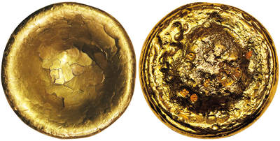 北京阿城哥拍卖2025年秋季拍卖会 - 西汉大型金饼（参考品）一枚，250.1g，检测成分供参考 金：97.4701%，银：1.4371%，锌：1.0669%，铜：0.0250%每枚金饼直径约6.2厘米，重约250克，呈凹面实心状，表面自然冷却形成龟裂纹，底部遍布孔洞凹坑，部分还带有文字、戳记或符号。西汉时期，黄金被确立为上币，铜钱则为下币。在此货币体系下，黄金不仅是尊贵地位的象征，更在上流社会中发挥着举足轻重的作用。金饼作为黄金货币的